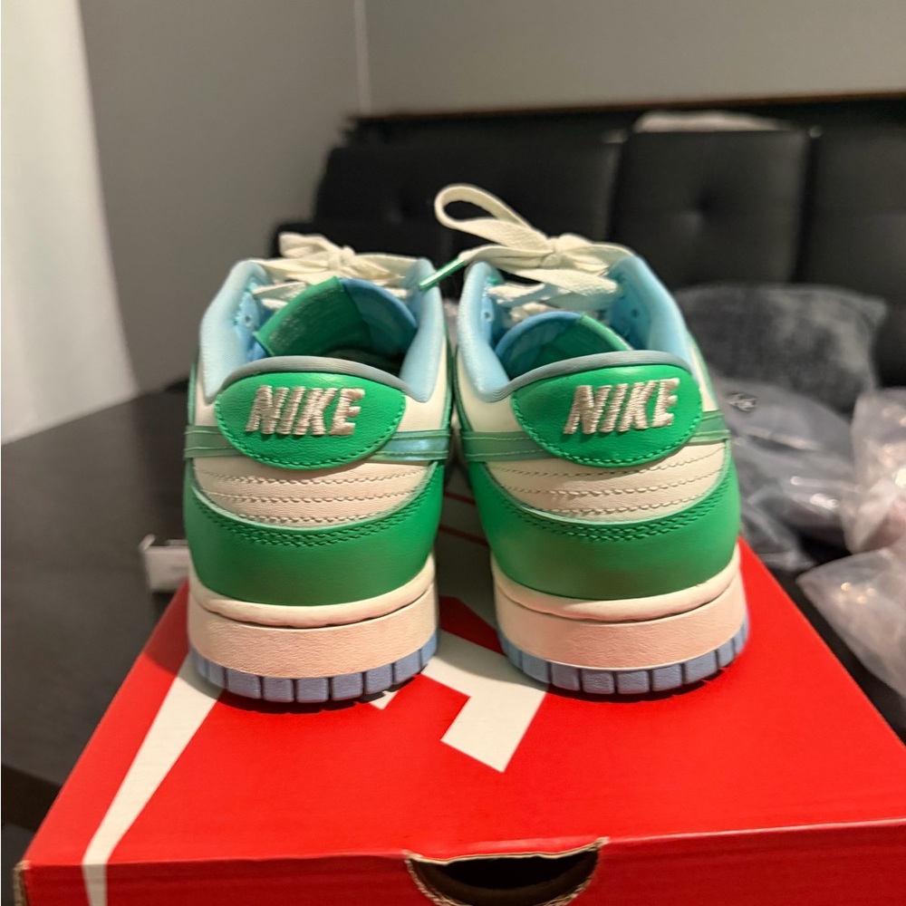 Nike Dunk Low Retro sneakers in the "Green Shock" men’s 8.5 women’s 10 - Picture 5 of 7
